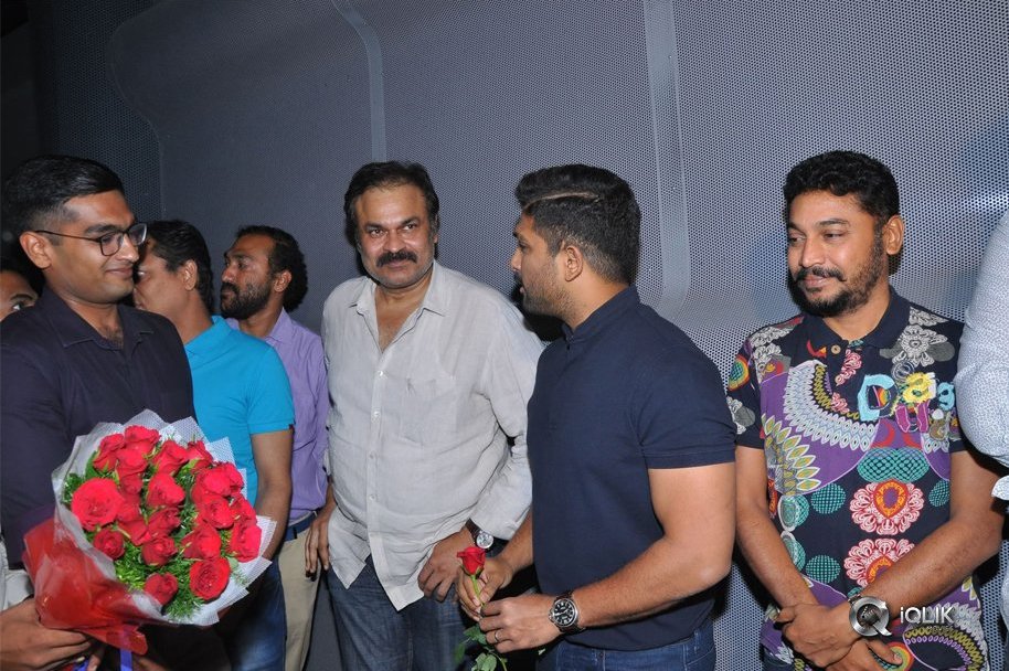 Army-People-Watching-Naa-Peru-Surya-Naa-illu-India-Movie-Photos